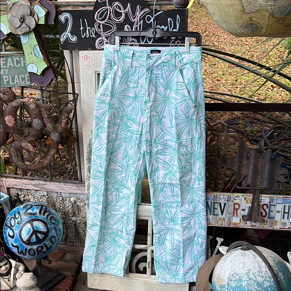 ☀️SALE BDG Green and White palm print denim cargo relaxed fit☀️3/$12